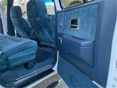 Used 1991 GMC Suburban 4WD image 25