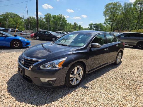 Used 2013 Nissan Altima 2.5 SL w/ Technology Pkg FWD image 2