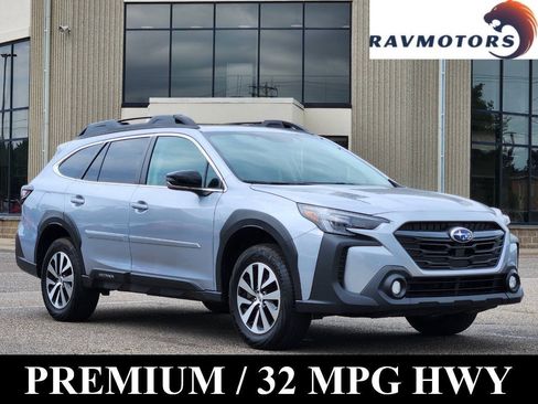 Used 2024 Subaru Outback Premium AWD/4WD image 1