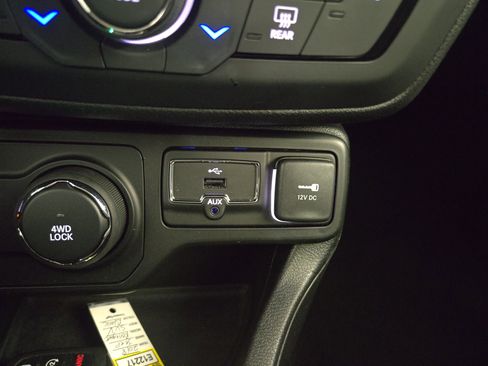 Certified 2018 Jeep Renegade Latitude w/ Cold Weather Group image 26