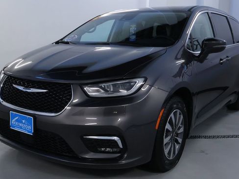 Used 2023 Chrysler Pacifica Touring-L image 3