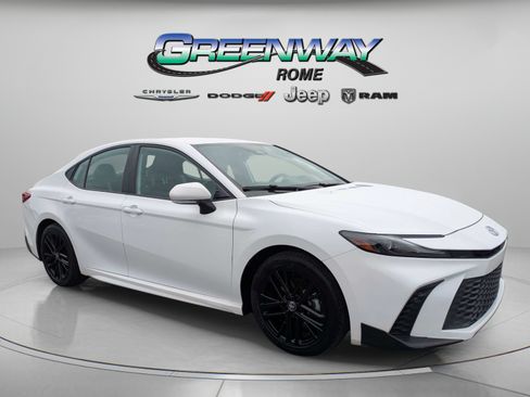 Used 2025 Toyota Camry SE FWD image 1