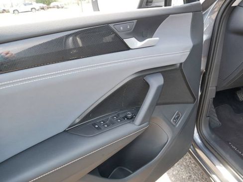 Certified 2025 Volkswagen Tiguan SE AWD/4WD image 16