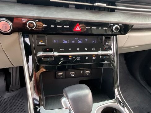 Used 2024 Kia Carnival EX image 15