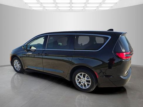 Used 2025 Chrysler Pacifica Select FWD image 10