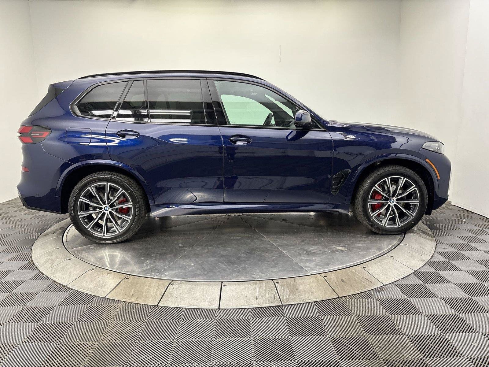 New 2026 BMW X5 xDrive40i w/ M Sport Package AWD/4WD image 17
