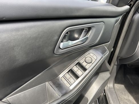 Used 2025 Nissan Rogue SV image 24