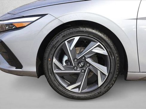 New 2025 Hyundai Elantra SEL image 9