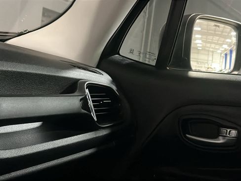 Used 2017 Jeep Renegade Altitude AWD/4WD image 17