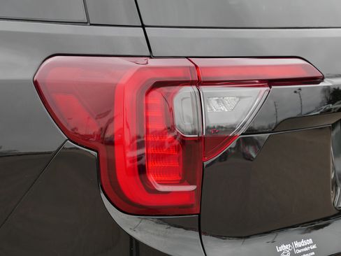 Used 2023 GMC Acadia SLT w/ Elevation Edition image 17