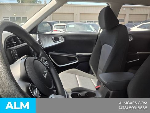 Used 2025 Kia Soul LX w/ LX Technology Package FWD image 3