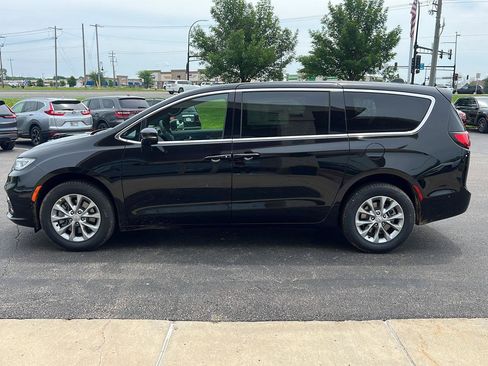 New 2025 Chrysler Pacifica Select AWD/4WD image 4
