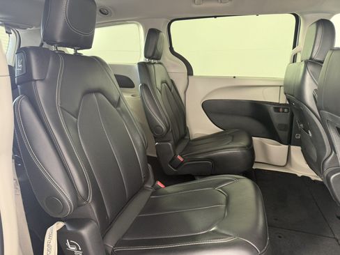 Used 2024 Chrysler Pacifica Touring-L FWD image 13