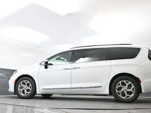 Used 2023 Chrysler Pacifica Limited image 53