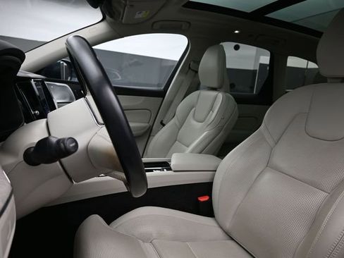 Used 2023 Volvo XC60 B5 Ultimate image 9