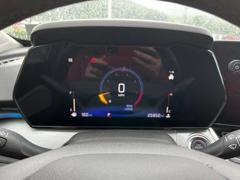 Used 2025 Chevrolet Trax LT w/ LT Convenience Package FWD image 12