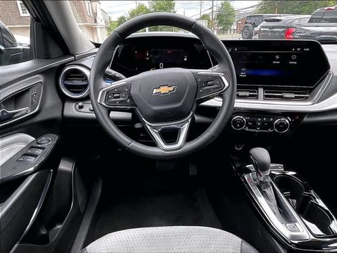 Used 2025 Chevrolet Trax LT w/ Sunroof Package FWD image 13
