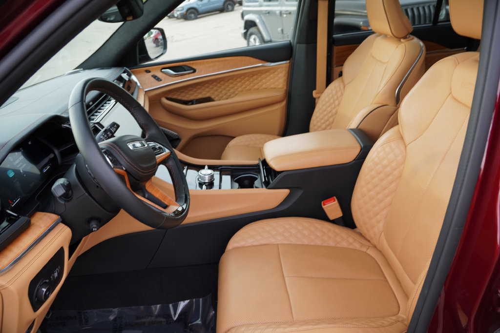 Certified 2024 Jeep Grand Cherokee Summit AWD/4WD image 16
