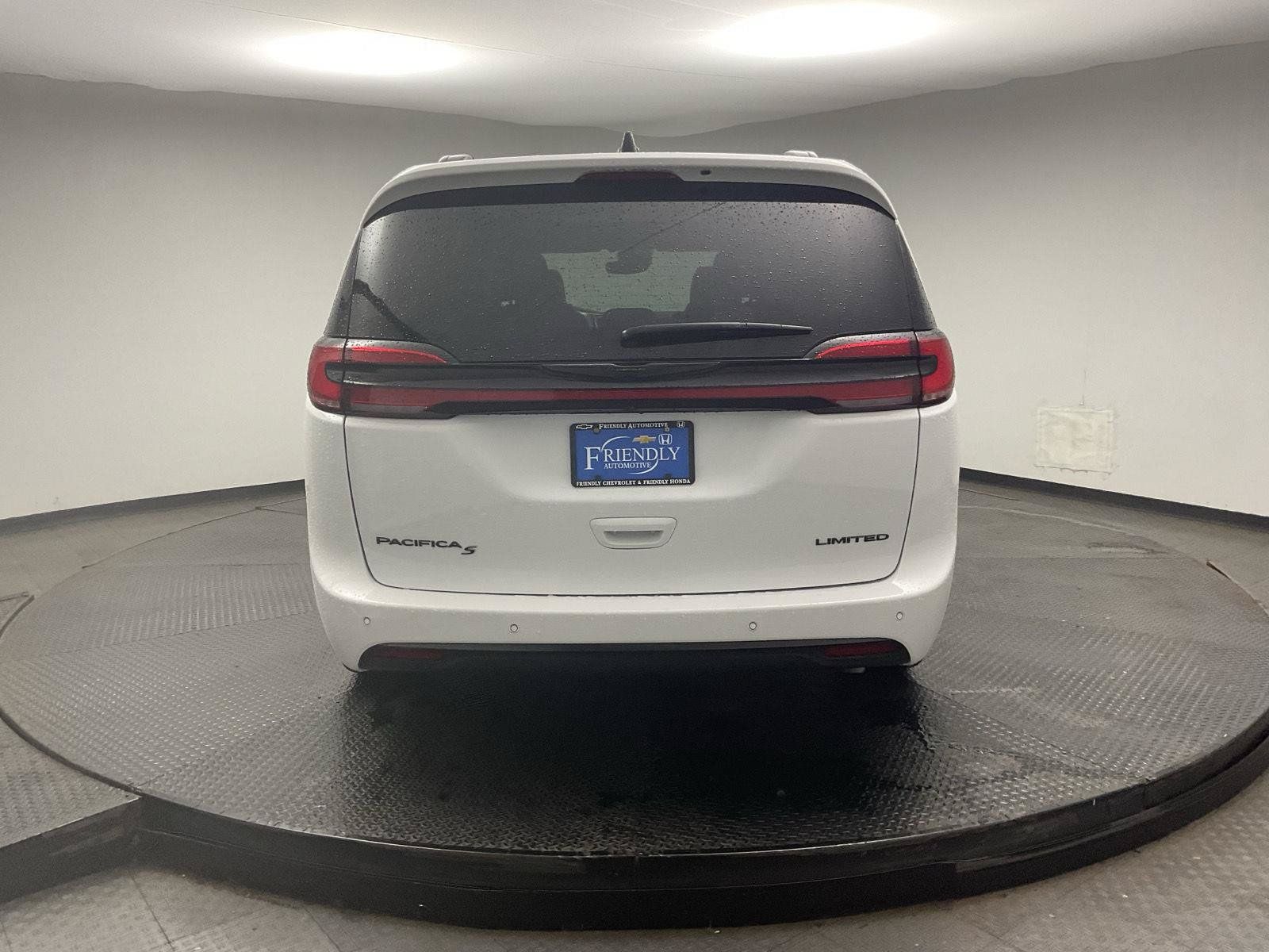 Used 2025 Chrysler Pacifica Limited FWD image 6