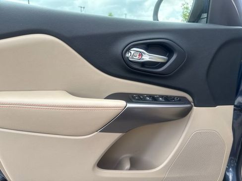 Used 2019 Jeep Cherokee Latitude w/ Popular Appearance Group FWD image 9