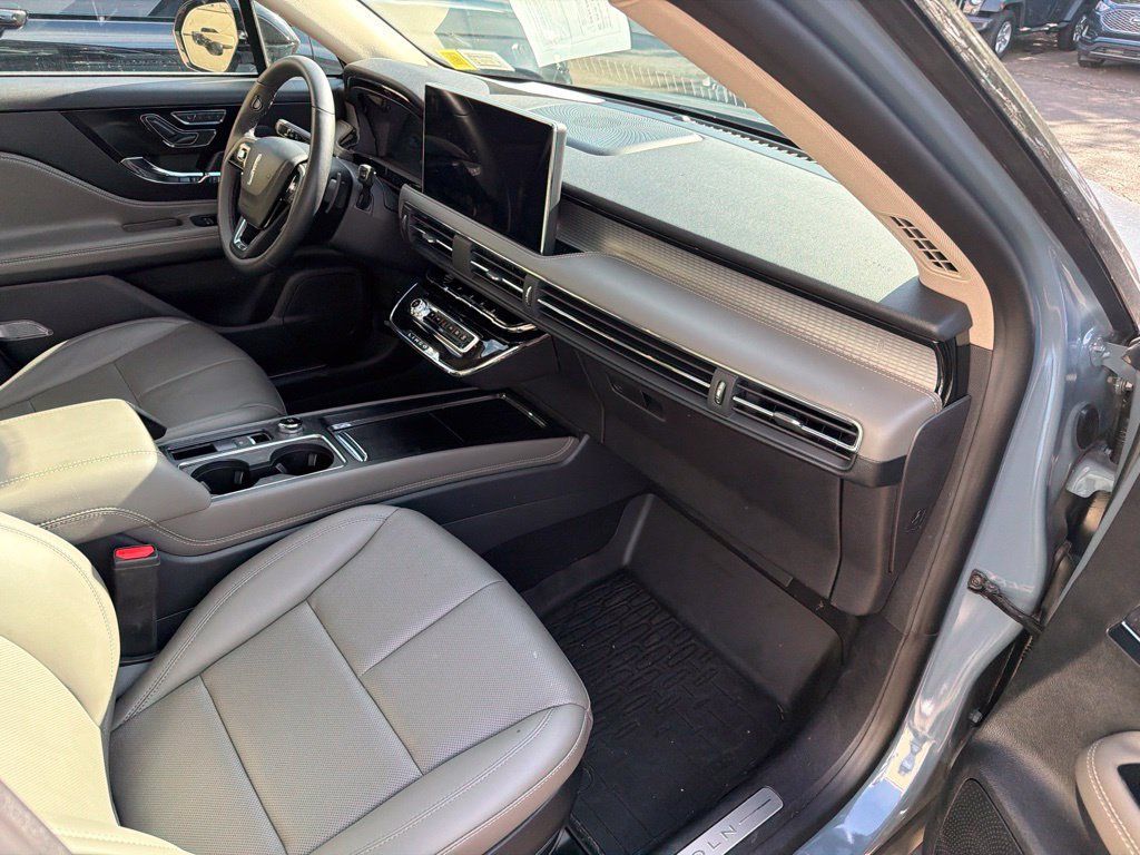 Used 2025 Lincoln Corsair AWD w/ Equipment Group 101A image 8