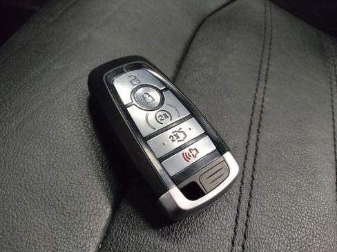 Used 2017 Ford Fusion SE w/ Fusion SE Technology Package image 32