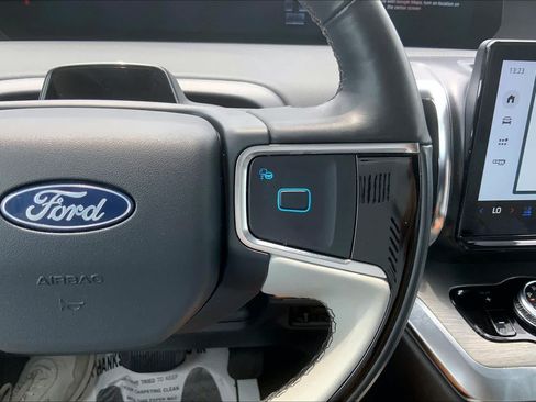 Used 2025 Ford Expedition Platinum w/ Driver's Package AWD/4WD image 25
