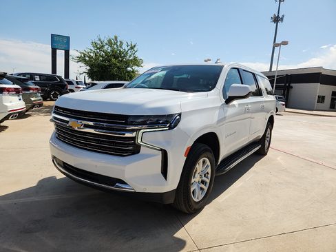 Used 2024 Chevrolet Suburban LT AWD/4WD image 3