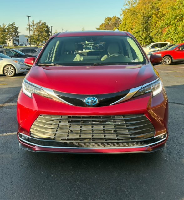 Used 2024 Toyota Sienna Limited AWD/4WD image 2