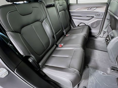 New 2025 Jeep Grand Cherokee Limited image 24