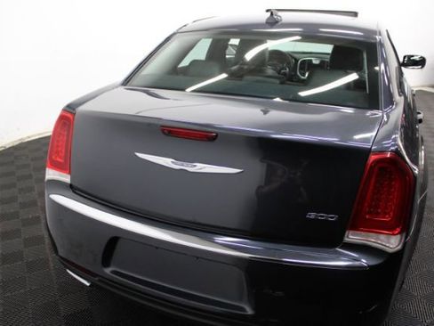 Used 2016 Chrysler 300 Limited image 8