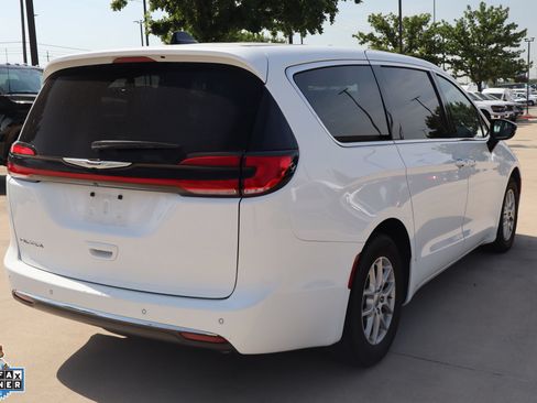 Used 2025 Chrysler Pacifica Select FWD image 3
