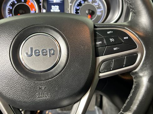 Used 2019 Jeep Cherokee Latitude Plus w/ Comfort/Convenience Group FWD image 20