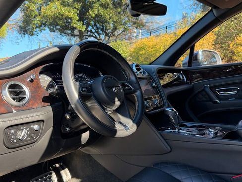 Used 2018 Bentley Bentayga image 15