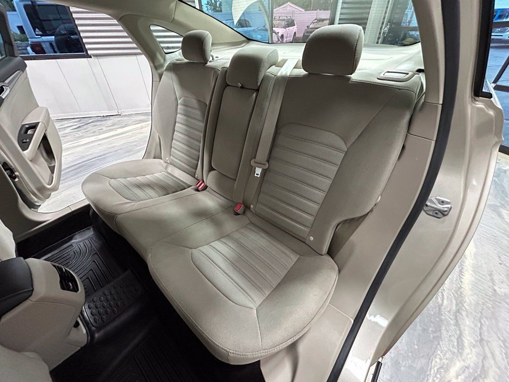 Used 2017 Ford Fusion SE FWD image 6