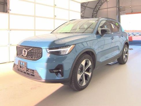 Certified 2025 Volvo XC40 B5 Plus image 2