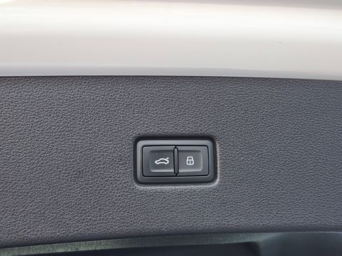 Used 2021 Audi Q8 Prestige w/ Prestige Package image 35