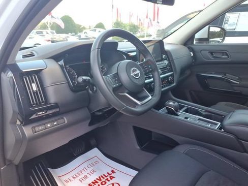 Used 2025 Nissan Pathfinder SV FWD image 15