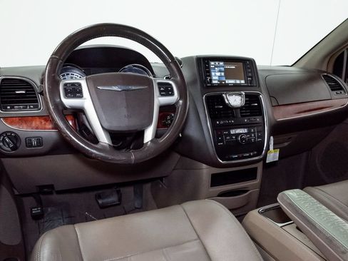 Used 2014 Chrysler Town & Country Touring FWD image 7