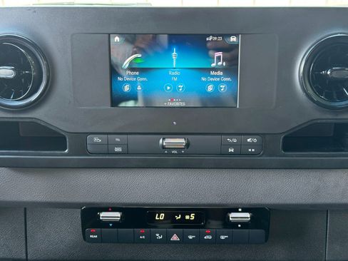 Used 2022 Mercedes-Benz Sprinter 2500 image 23