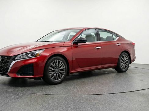 Used 2025 Nissan Altima 2.5 SV FWD image 3