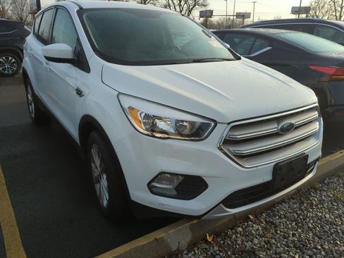 Used 2019 Ford Escape SE image 3