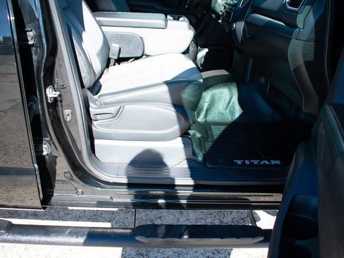 Used 2017 Nissan Titan S image 33