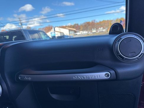 Used 2013 Jeep Wrangler Unlimited Sahara AWD/4WD image 27