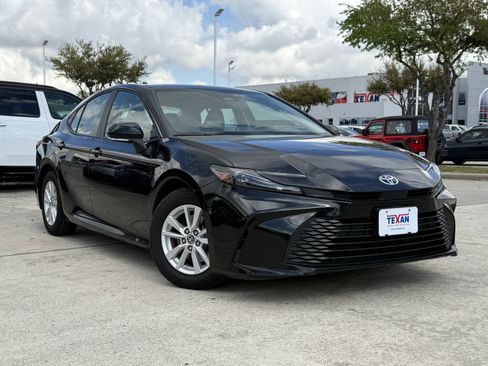 Used 2025 Toyota Camry LE image 2
