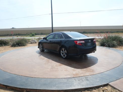 Used 2012 Toyota Camry SE w/ Convenience Pkg image 4
