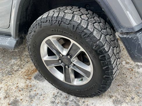 Used 2018 Jeep Wrangler Unlimited Sahara w/ Dual Top Group image 29