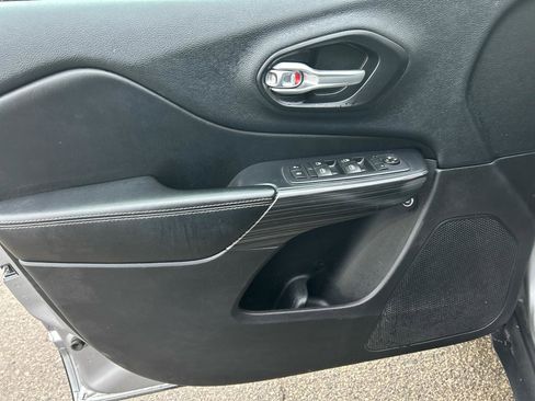 Used 2016 Jeep Cherokee Limited image 8