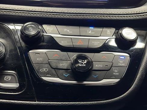 Used 2024 Chrysler Pacifica Select image 17