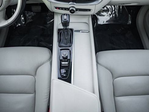 Used 2018 Volvo XC60 T6 Momentum w/ Convenience Package image 24